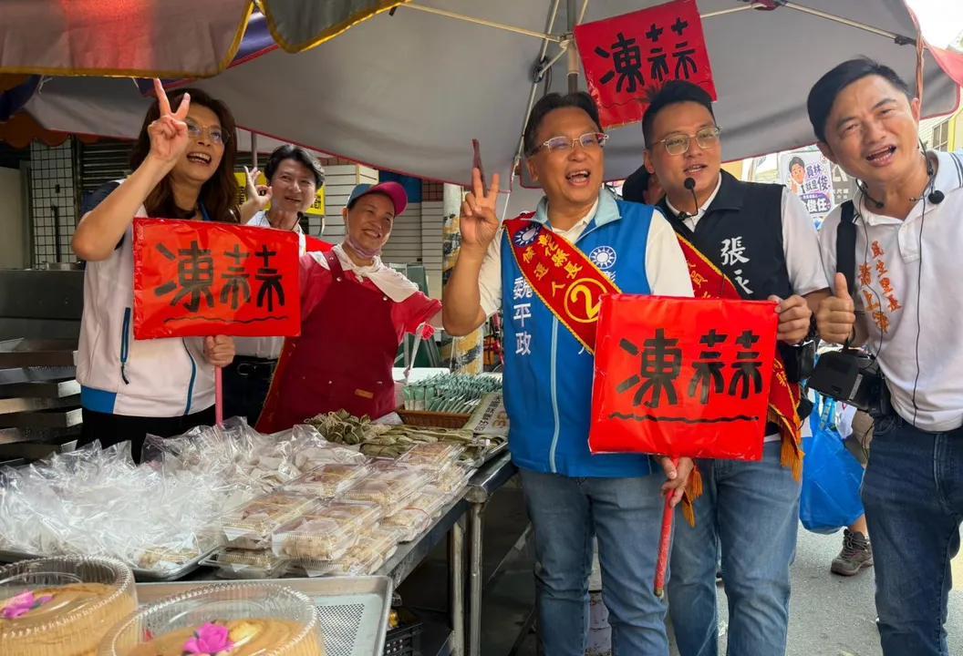 反應熱烈!鄭麗文陪魏平政掃街 婆媽嗨喊「比電視上還漂亮」