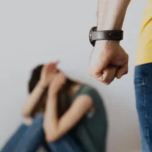 台中15歲少年停車場痛毆父母、弟！違保護令遭裁定收容