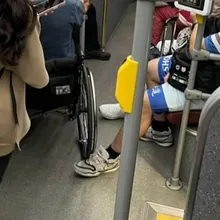 搭公車「善意一腳」助輪椅翁　高中生坦言：小動作沒什麼