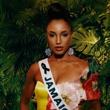 影/環球小姐比賽出意外！牙買加代表摔落舞台　被擔架抬離現場送醫