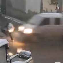 影/剛下校車!陸男童過馬路遭車「撞飛」 驚悚瞬間曝光