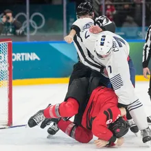 冬奧冰球互毆！加拿大球星為隊友出頭　雙方遭驅逐