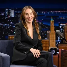 《怪奇物語》瑪雅霍克情人節披婚紗出嫁　同劇演員齊聚一堂祝賀