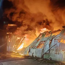 影/除夕夜彰化花壇製鞋廠火警　濃煙烈焰狂竄恐延燒