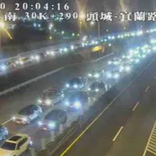 返程車潮爆發！國5「紫爆」北上時速剩下6公里　全台多段紅