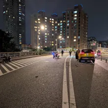 影/新北永福橋小黃「路不熟」逆向衝機車道　20歲男遭撞飛亡