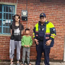 影/9歲身障男童獨自逆行國3路肩　警員飛撲抱離大貨車險境