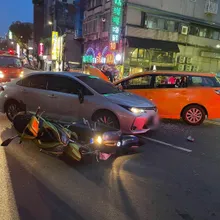 影/北市中山區小黃連撞3車！肇事運將自稱：肇事過程毫無印象