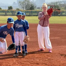 韓援女神下場了！「大寶貝」安惠志餵球揮棒化身最美助教