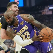 NBA/兒子助攻爸爸！詹皇接獲布朗尼傳球灌籃　史上第1次