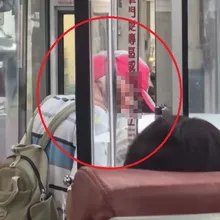 影/台中公車駕駛脫序!70歲老翁頭被夾30秒 全車乘客驚喊開門