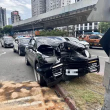 影/昨中和喪屍才奪1命!今板橋保時捷男毒駕自撞燈桿
