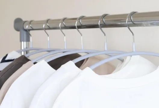 衣服收納一年為何變黃?專家授3招:明年依然白拋拋