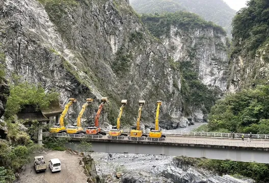 感動！花蓮燕子口堰塞湖潰決未釀災　6台怪手「展臂謝山神」