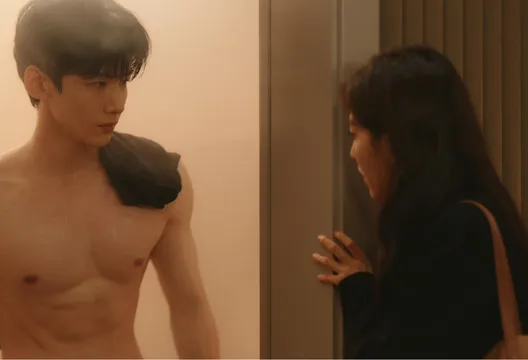 白敬亭裸上身胸肌炸裂!眼技勾人害羞畫面曝光