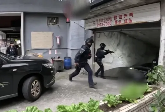 影/三重毒蟲「住旅館當家」躲查緝　警攻堅逮人起獲大量毒品