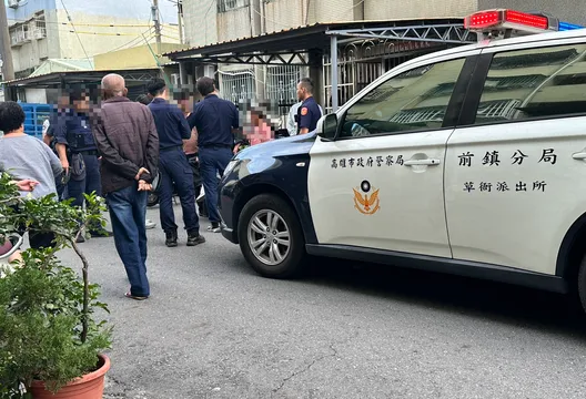高雄男子情緒失控持刀嚇壞鄰居！警方及時制止無人受傷
