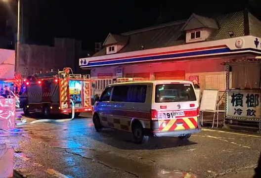 南方澳加油站旁倉庫冒煙起火　消防到場處理中無人受困