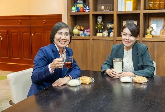 大新竹藍白合？徐欣瑩拜會高虹安送神秘禮物引聯想