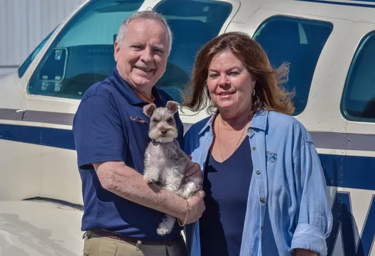 擋風玻璃油汙釀墜機！美飛行員夫婦雙亡　愛犬奇蹟生還