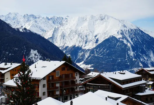 雪崩致瑞士「載有80人火車脫軌」　當局搶救中、傷亡不明