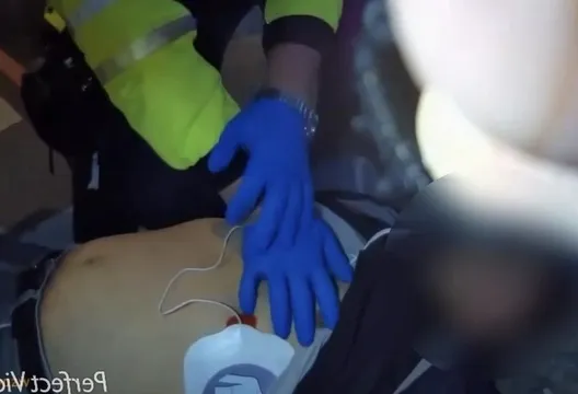 影/新北騎士突自摔無呼吸心跳　暖警CPR鬼門關前搶命