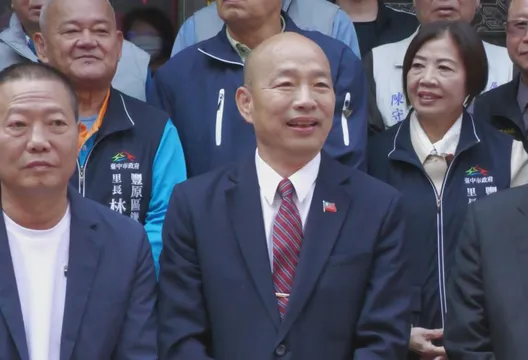 鄭麗文除夕撞鐘紅繩抖動引熱議　韓國瑜：多行善事有感應