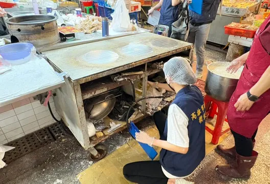 高雄疑吃春捲食物中毒通報增至67人　衛生局勒令停業7天