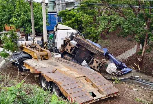收假日驚魂！國1嘉義段拖板車爆胎衝墜邊坡　回堵7公里