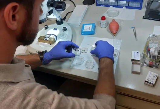 比頭髮還細!世界最小QR Code亮相 奧地利科學家創世界紀錄