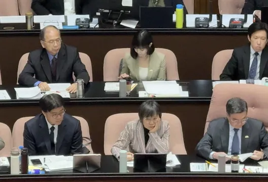 無視李貞秀!卓榮泰被抓包讀鍾佳濱新書 陳智菡開酸:裝忙就好