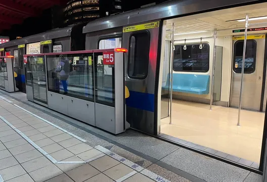 搭捷運別當低頭族!淡水信義線「握把掛免費保養品」網嗨翻
