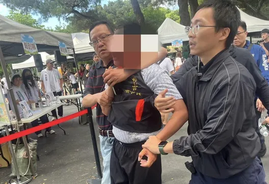 影/柯文哲萬華遭吃屎哥「砸蛋」 警當場逮人送辦開罰