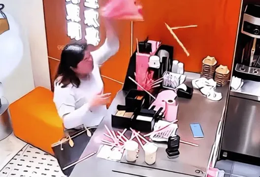 影/「惹到我算你倒楣」!陸女買奶茶因「少放2根吸管」暴走砸店