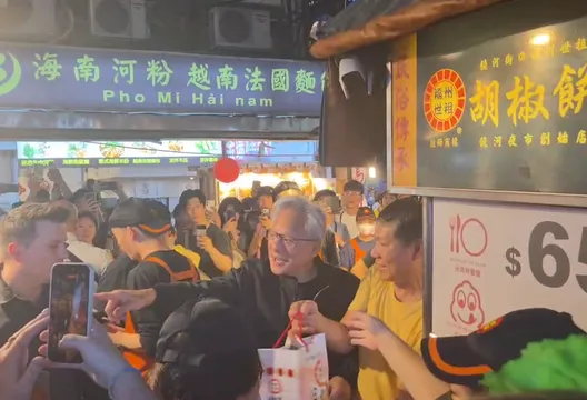 拜會張忠謀後直奔饒河夜市!黃仁勳用台語大讚:好呷