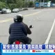 【每日必看】驚悚!馬路驚見"喪屍跪爬"嚇壞人駕駛急閃險撞輾 20261025