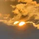 影/熱爆原因曝?男子拍到「兩個太陽」藏雲層 網驚:這是宇宙出BUG了