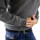 翁腹痛10天不就醫害高燒　醫檢查驚「大小腸包成一團」