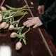 趁「瞻仰遺容」拉死者手指蓋本票　新竹女債主被判2年