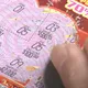 買刮刮樂中10萬「少拿一半」　她急籲：一定要刮完