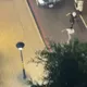 影/警匪追逐全紀錄！失聯移工拒盤查　竟當街脫鞋逃逸