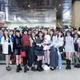 影/日國民女團早安少女組抵台　逾百名粉絲接機Q見「美又香」看板