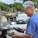 影/花蓮猛男阿公跑贏洪水逃出生天「靠一雙黑拖鞋」！網瘋求廠牌