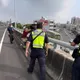 一隻腳在冥界！台86線驚見「男子跨坐橋墩上」
