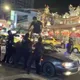 影/饒河夜市狂男站車頂暴走　6警勸不聽壓制送醫