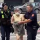 影/震撼彈！「北捷逼讓座阿嬤」超商鬧事被逮　竟是竊盜通緝犯