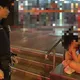 影/基隆少女偕父北市東區逛街　央求購物遭拒負氣逃跑路倒