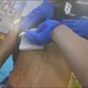 新竹女超商遭持菜刀狠砍背部濺血　行兇男當場遭逮