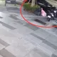 影/新北喪屍男開賓士連撞28車　車子爆胎遭逮起獲毒菸彈