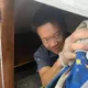 影/捨棄遊台投入賑災！新疆男化身「清潔超人」　感動5萬人